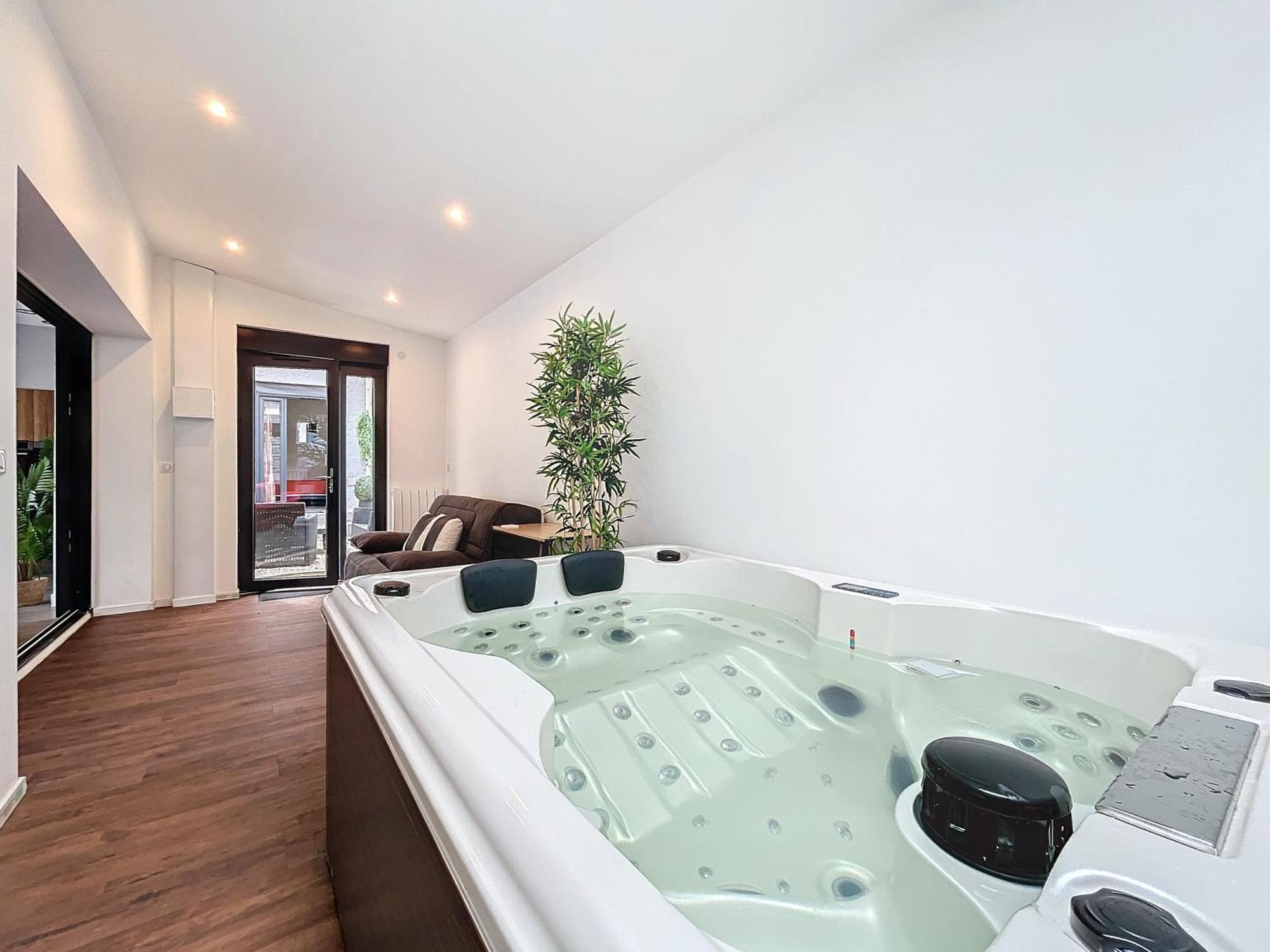 Loft Terrasse Avec Spa Proche Centre Historique Montluçon Kültér fotó